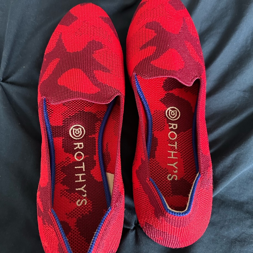 EUC Lounge loafer in red camouflage.